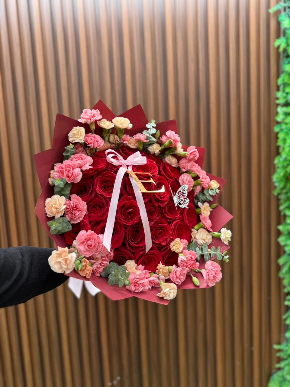 25 rosas con borde de clavel