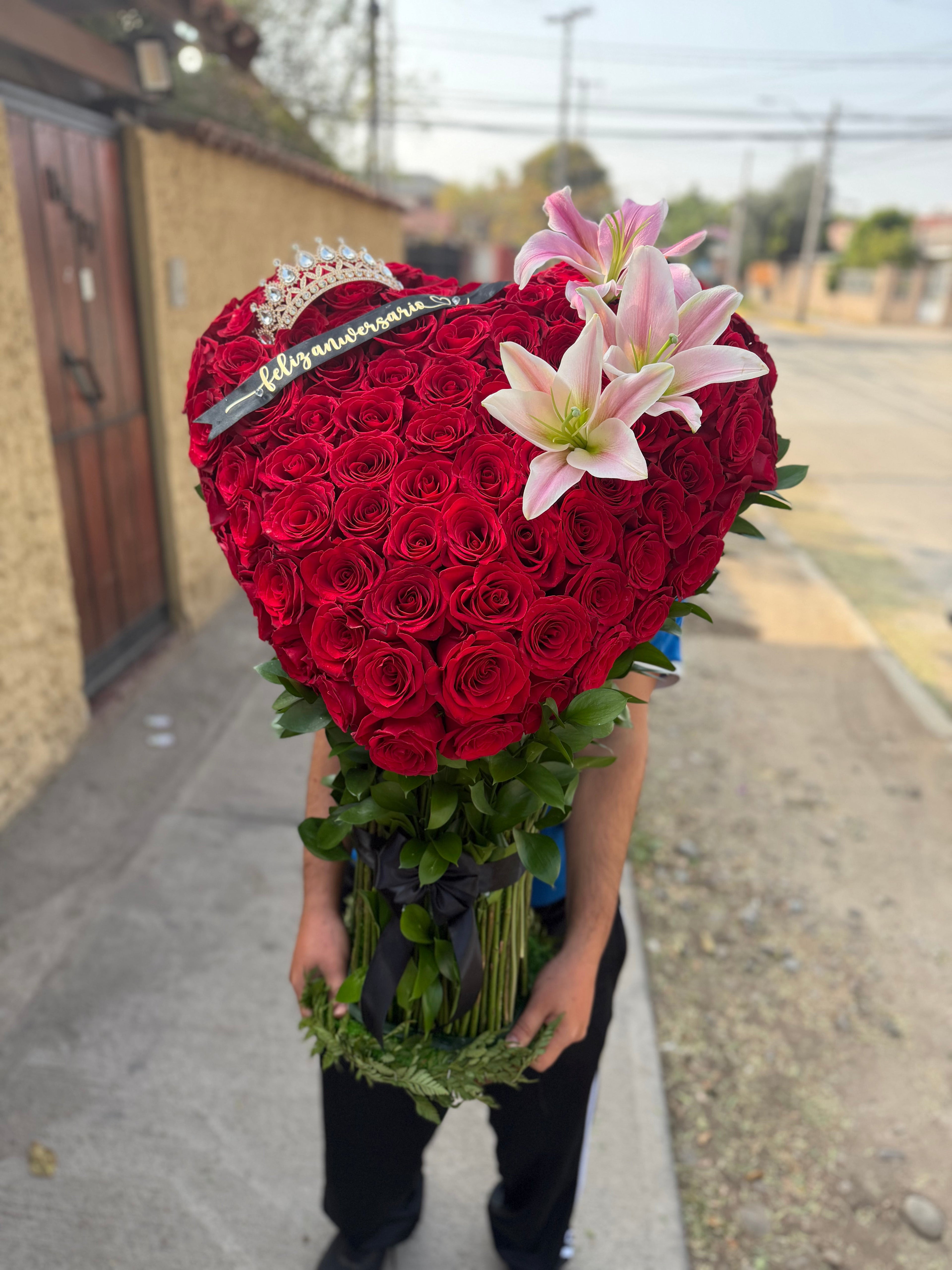 Corazon 3D de 100 rosas y liryos