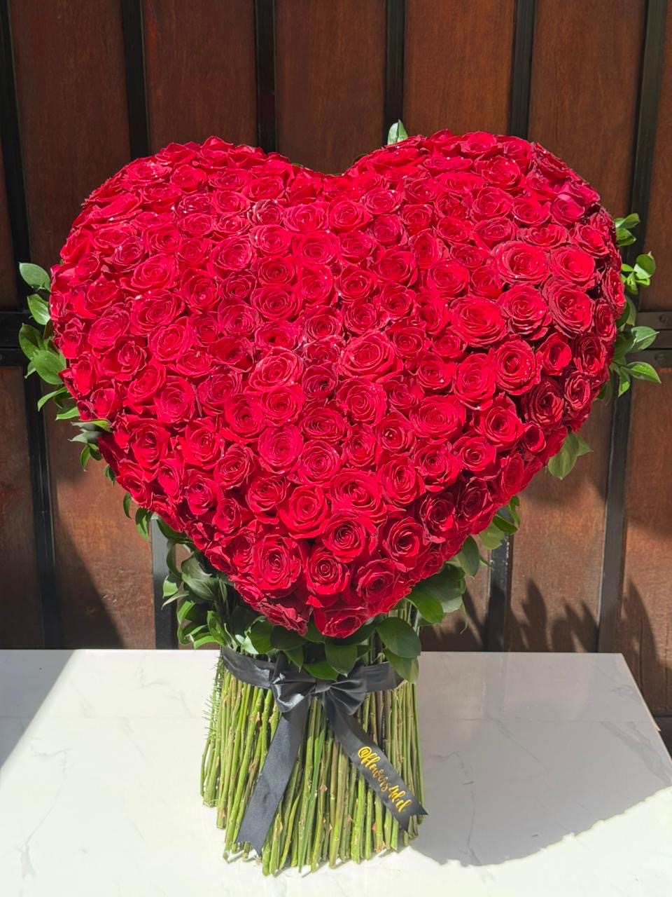Corazón de 50 rosas