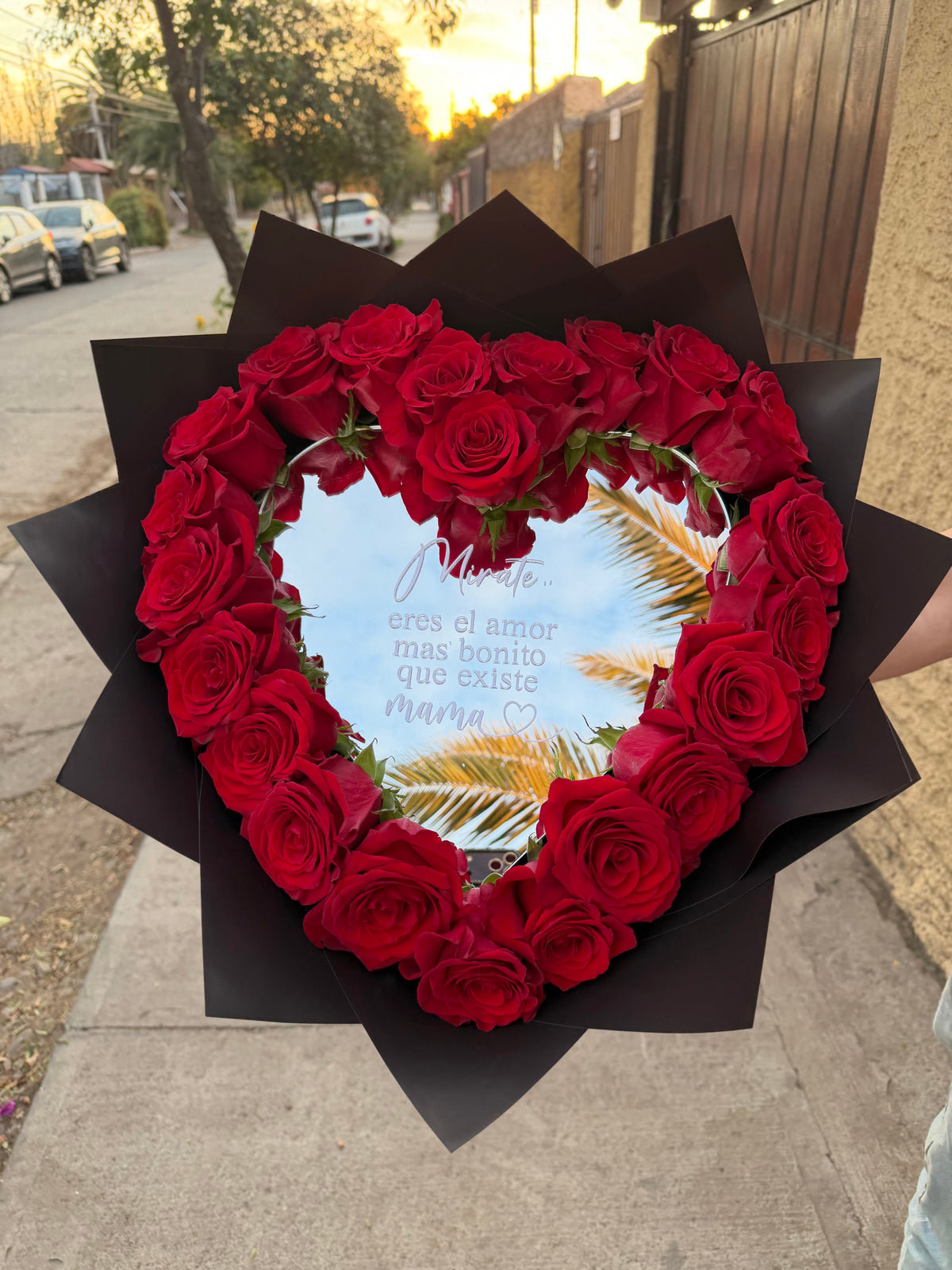 Ramo espejo corazon con frase rodeado de rosas rojas