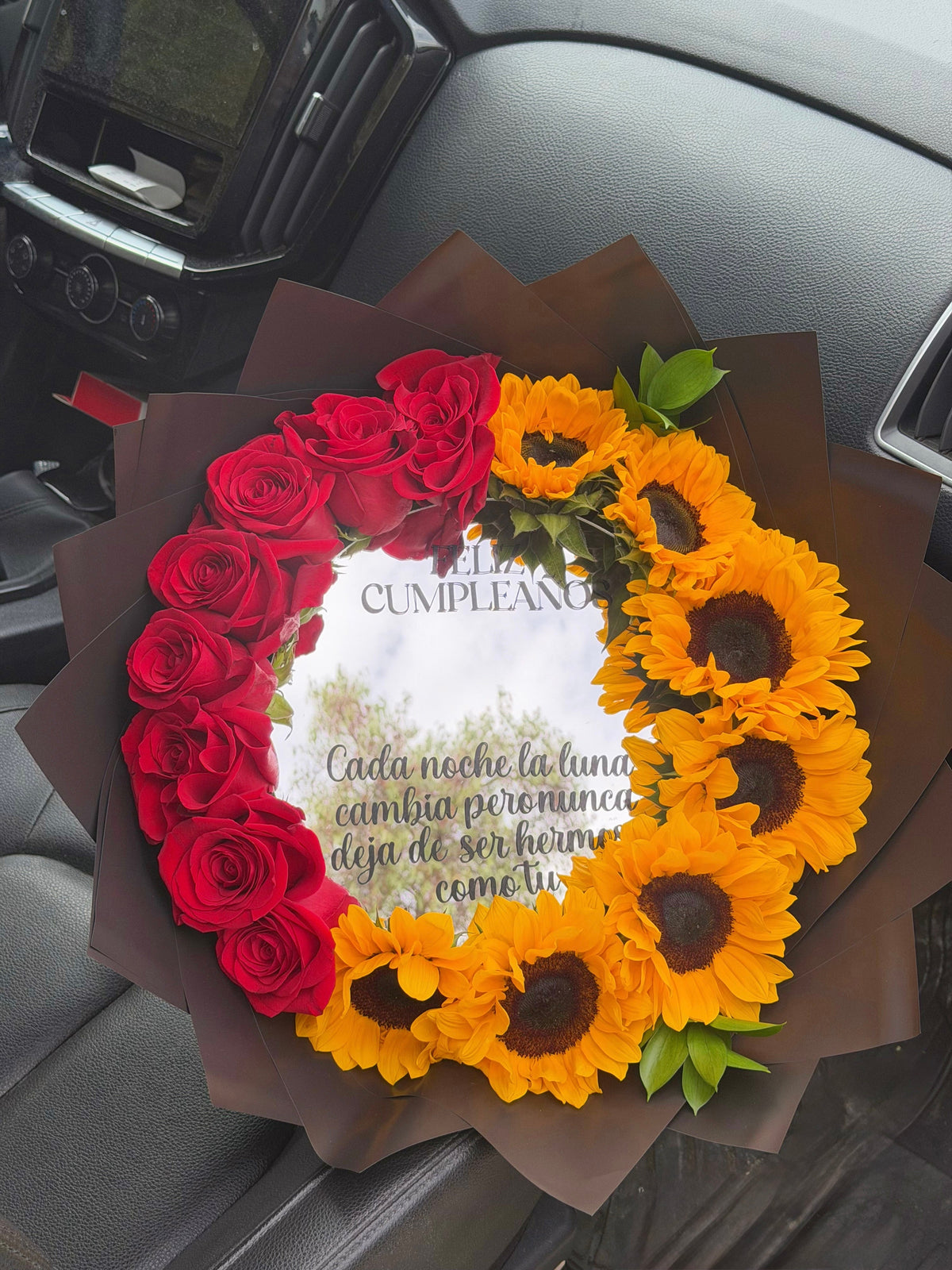 Ramo espejo con frase rodeado de girasoles y rosas 