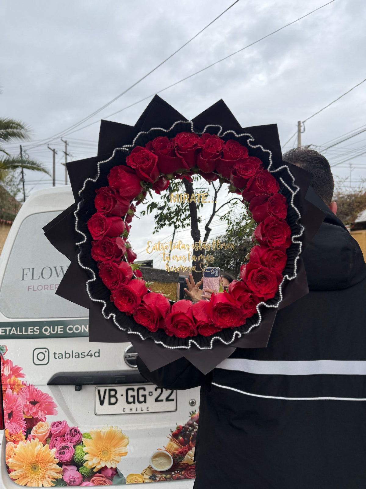 Ramo espejo con frase rodeado de rosas rojas