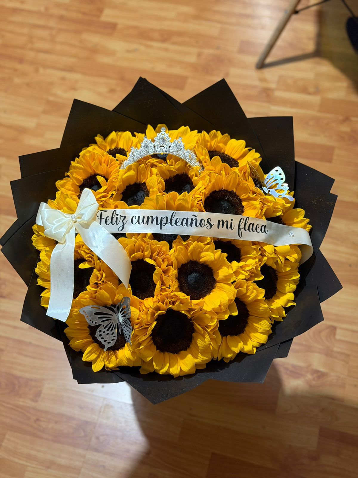 Buchon de 20 girasoles con cinta y corona