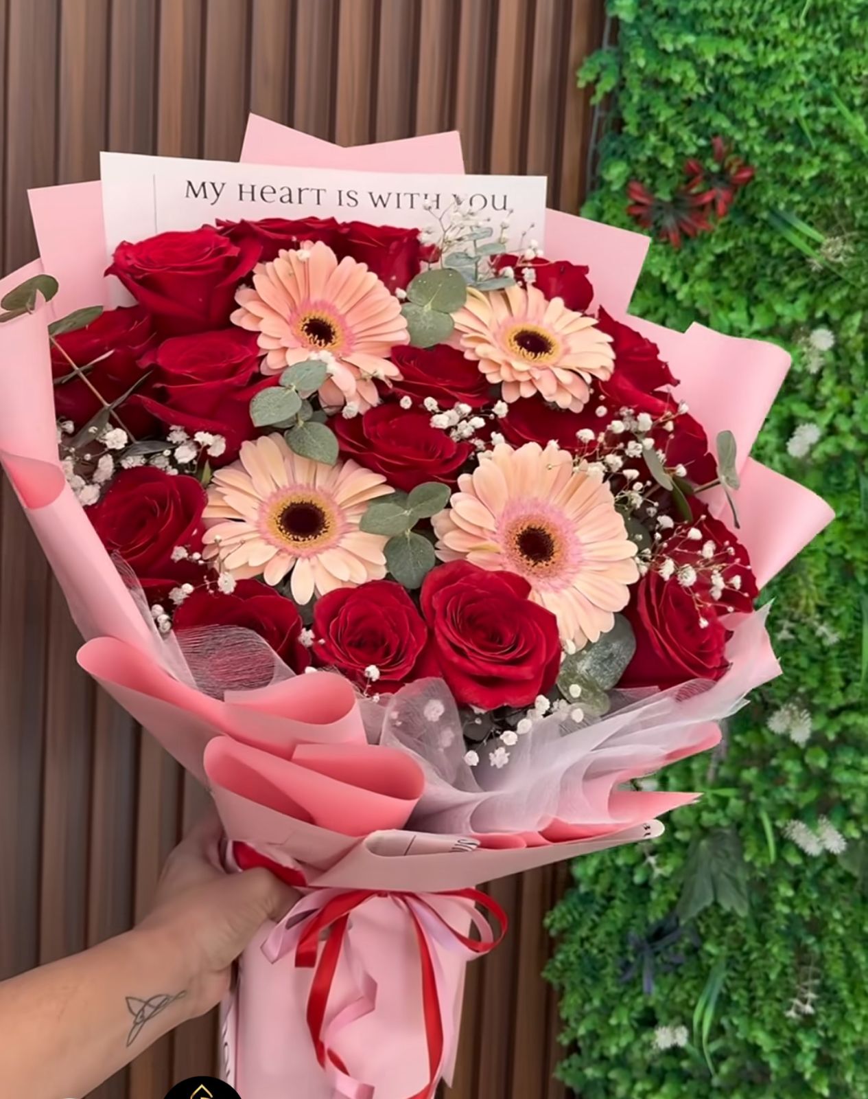 25 rosas y gerberas