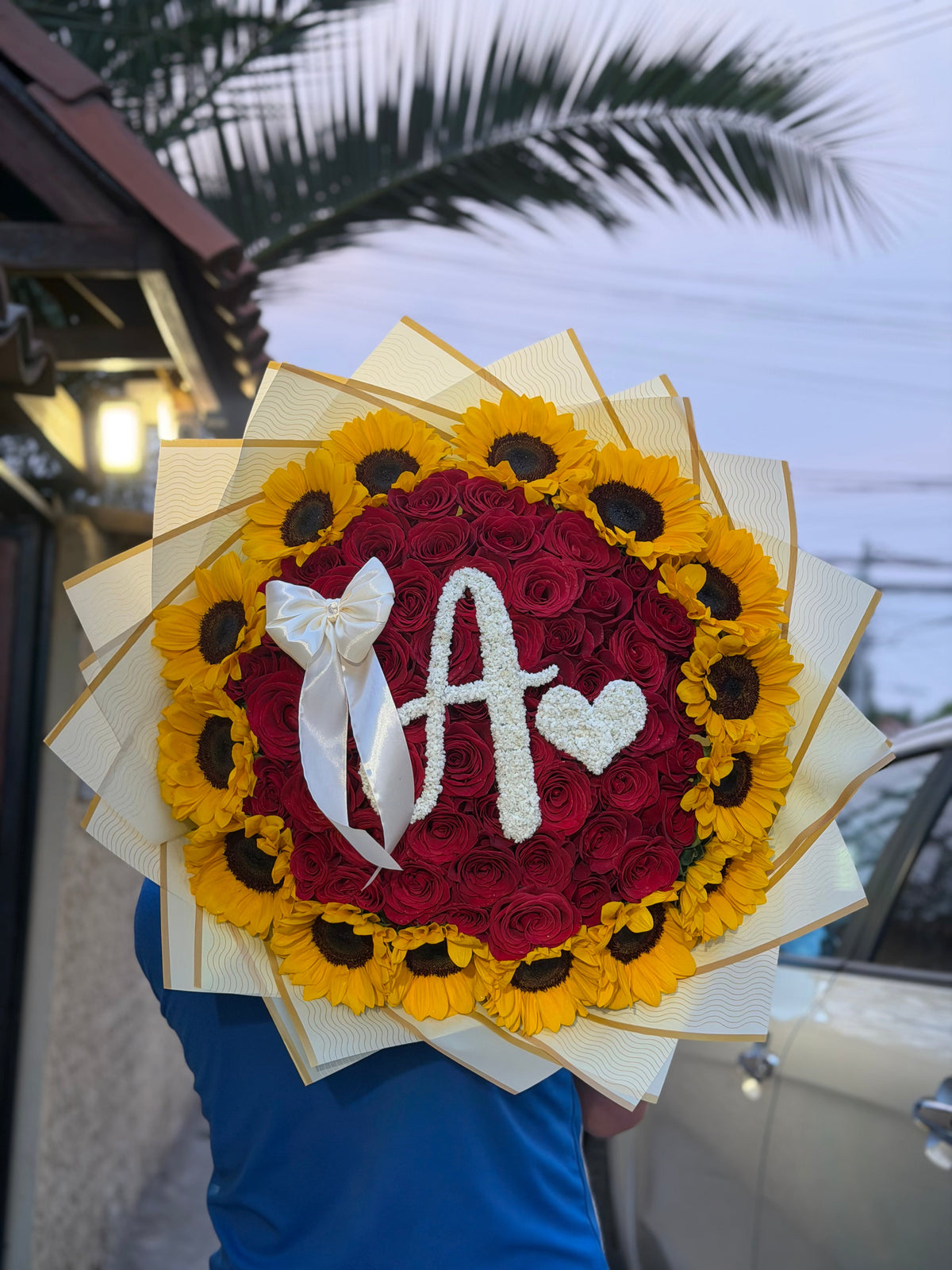 50 rosas con borde de girasoles con inicial en gypsofilia