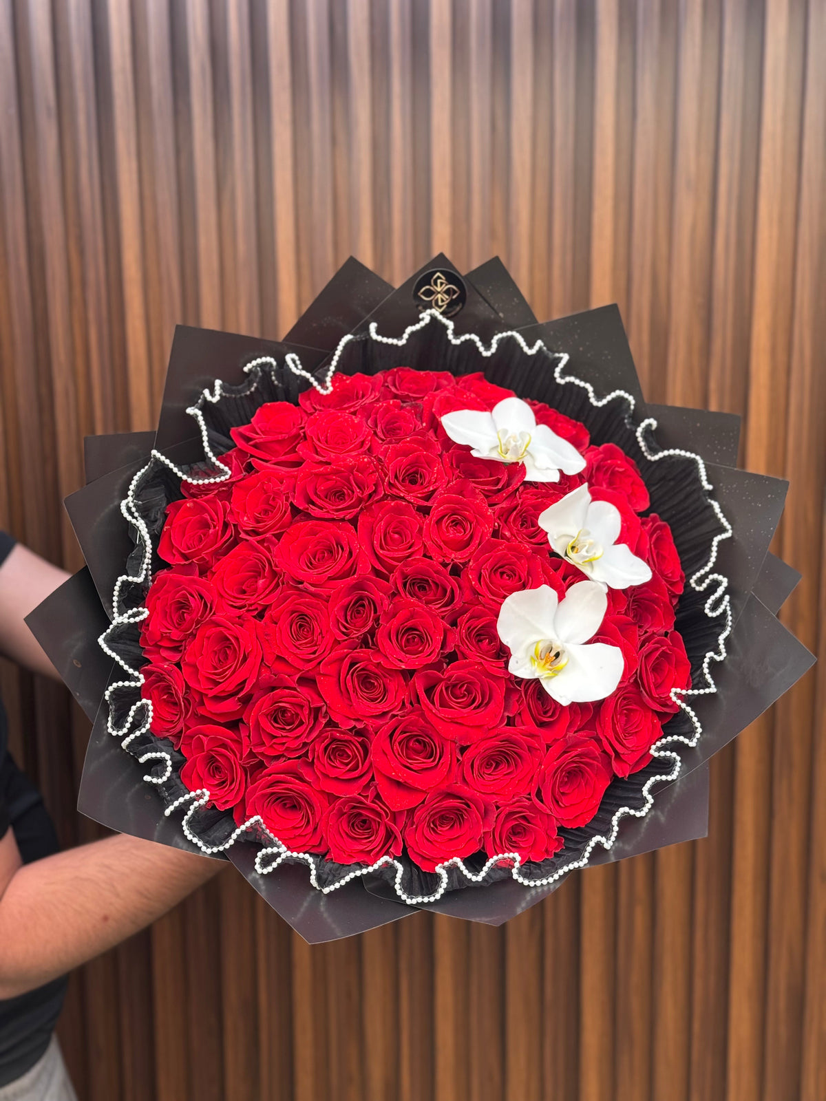 50 rosas rojas y orquideas